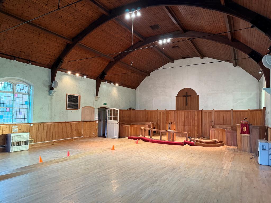 Lot: 35 - FORMER METHODIST CHURCH WITH POTENTIAL - Internal view of Hall from south side